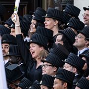 Nyblivna doktorer med hatt och diplom på trappan till Universitetshuset i Lund, 2024.