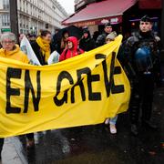 Fransmän demonstrerar i Paris.