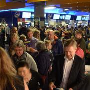 Publiken anländer till Melodifestival-finalen på Friends Arena.