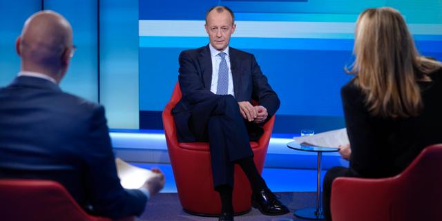 Friedrich Merz intervjuas i tv.  Michael Sohn / AP