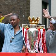 Patrick Vieira och Arsene Wenger firar Arsenals ligatitel 2004. Arkivbild.