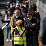 Arkivbild, kö till vaccination i Storbritannien. 