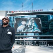 Badou Jack utanför Air Canada Centre i Toronto, där matchen går av stapeln.