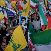 Demonstranter med Iran- och Hizbollah-flaggor samt en bild på Irans högste ledare ayatolla Ali Khamenei. 