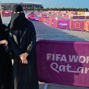 Saudiska kvinnor vid Ras Abu Aboud Stadium inför fotbolls-VM i Qatar som inleds den 20 november