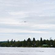 En räddningshelikopter ovanför olycksplatsen vid Storsandskär, vid Umeälven. Ett mindre sportflygplan med nio personer ombord har kraschat utanför Umeå 