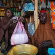 Halimo Hersi, 42, köper mjöl från en butik i Somalias huvudstad Mogadishu. Hela Somalias import av vete kommer från Ukraina och Ryssland.