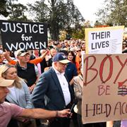  Anthony Albanese (i keps) deltar i en demonstration mot kvinnovåldet i Canberra den 28 april. 