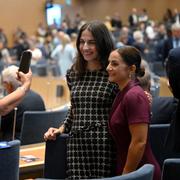Romina Pourmokhtari (L) poserar med sina ministerkollegor i samband med riksmötets öppnande i september.