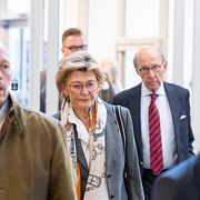 Kirstine och Hans von Blixen-Finecke anländer till tingsrätten.