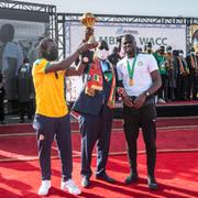 Macky Sall tillsammans med fotbollsspelarna Aliou Cisse och Kalidou Koulibaly.