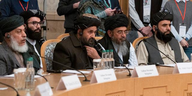 Mullah Abdul Ghani Baradar, i mitten, då han deltog i en fredskonferens i Moskva i mars, 2021.  Alexander Zemlianichenko / TT NYHETSBYRÅN