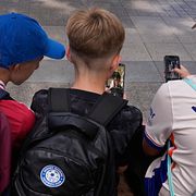 Omkring hälften av svenska tonåringar uppgav 2023 att de använder mobilen för mycket – något som påverkar både sömn och skolarbete.