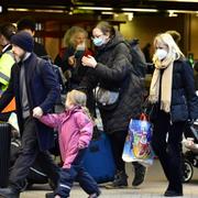 Resenärer på perrongen på Stockholm central.