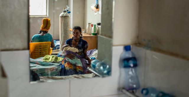 Kvinna med undernärt barn på sjukhus i Tigray (maj, 2021) Ben Curtis / AP