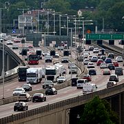 Bilar, lastbilar och motorcyklar på den hårt trafikerade Essingeleden mellan Lilla och Stora Essingen