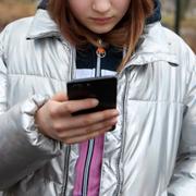 Flicka med mobiltelefon. 