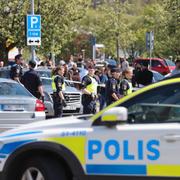 Poliser på plats i Hjällbo efter mordet.