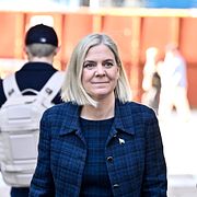 Socialdemokraternas partiledare Magdalena Andersson (S) tillsammans med pressekreterare Adriana Haxhimustafa.