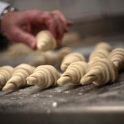 Croissant är ett bakverk av wienerdeg eller smördeg format i en halvmåne 