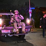 FBI-personal på plats utanför den misstänkte skyttens hem.