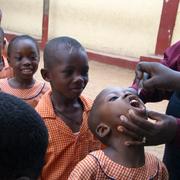 Barn får poliovaccin i Nigeria.