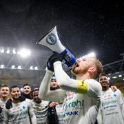 Värnamos Freddy Winsth med megafon då laget jublar efter segern i söndagens kval till allsvenskan mellan IFK Värnamo och Landskrona BoIS på Borås arena. 