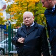 Jaroslaw Kaczynski, till vänster, röstar i Warszawa den 15 oktober. Lag och rättvisa blev Polens största parti i valet, men förlorade ändå makten.