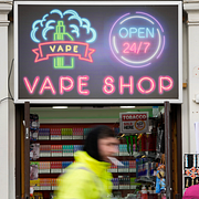 Andy Burnham/ En vejpbutik i London