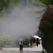 Fotgängare kyls ned i sydkoreanska huvudstaden Seoul.