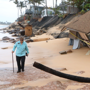 Ett hus i Haleiwa, Hawaii har rasat ner på stranden den 28 februari 2022. Havsnivån stiger och stormarna blir allt mer intensiva. / Guvernör Josh Green i Honolulu den 15 december 2023. 