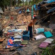 En flicka letar igenom bråte efter en storm i  Bangladesh. Arkivbild. 