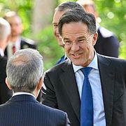 Natos generalsekreterare Mark Rutte hälsar på gäster som anländer till middagen på Sofiero slott i Helsingborg på torsdagskvällen under Natos utrikesministermöte.