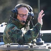 Tysklands förbundskansler Friedrich Merz i ett pansarfordon.