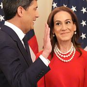 Domaren Clarence Thomas genomförde insvärandet av den nye Fed-ordföranden Kevin Warsh.