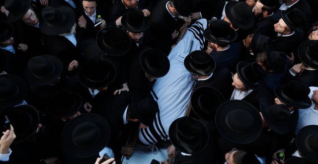 Sörjande bär sångaren Shragee Gestetners kropp genom en folkmassa i Jerusalem.  Ariel Schalit / TT NYHETSBYRÅN