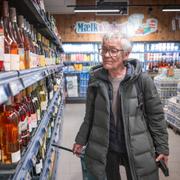 Karin Pedersen Peyn vinflaskorna på vinavdelningen på Netto i Ørestad. 