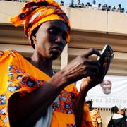 Människor samlas utanför arenan i Banjul.