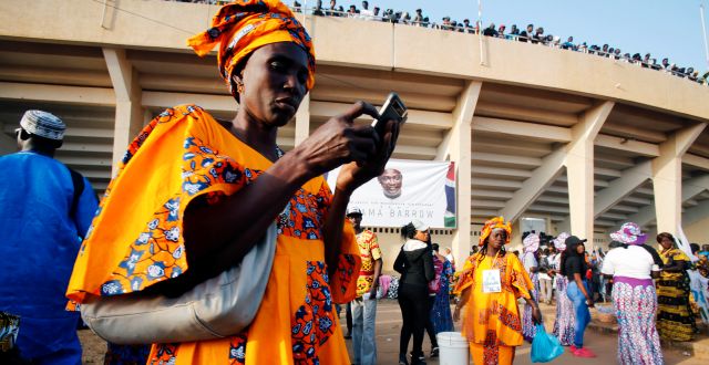 Människor samlas utanför arenan i Banjul. THIERRY GOUEGNON / TT NYHETSBYRÅN