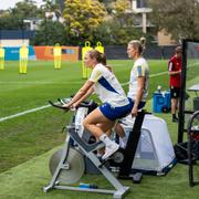 Magdalena Eriksson och Fridolina Rolfö på träningscyklar i Brisbane i augusti 2023.