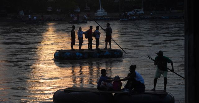 Migranter från Venezuela korsar floden Suchiate, på gränsen mellan Guatemala och Mexiko. Marco Ugarte / AP