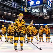 Joakim Lindström tackar publiken efter matchen.