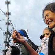 Cheryl Angel offrar ceremoniell tobak vid protesterna mot oljeledningen.