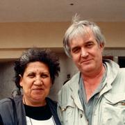 Författaren Henning Mankell tillsammans med Manuela Soeiro utanför Teatro Avenida i Maputo, Mocambique, 1998.