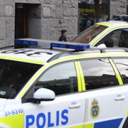 Polisinsatsen på den adress där kvinnan hittades död. 