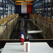 Frankrikes president Emmanuel Macron med en kärnvapenubåt.