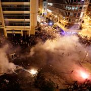 Protester i Beirut på fredagskvällen.