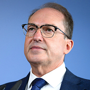 Till vänster: Berlin. Till höger: Tysklands inrikesminister Alexander Dobrint.