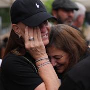 Anhöriga till gisslan firar i Tel Aviv efter Trumps besked om att en överenskommelse nåtts.