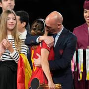 Luis Rubiales kramar om Spaniens Aitana Bonmati under ceremonin.